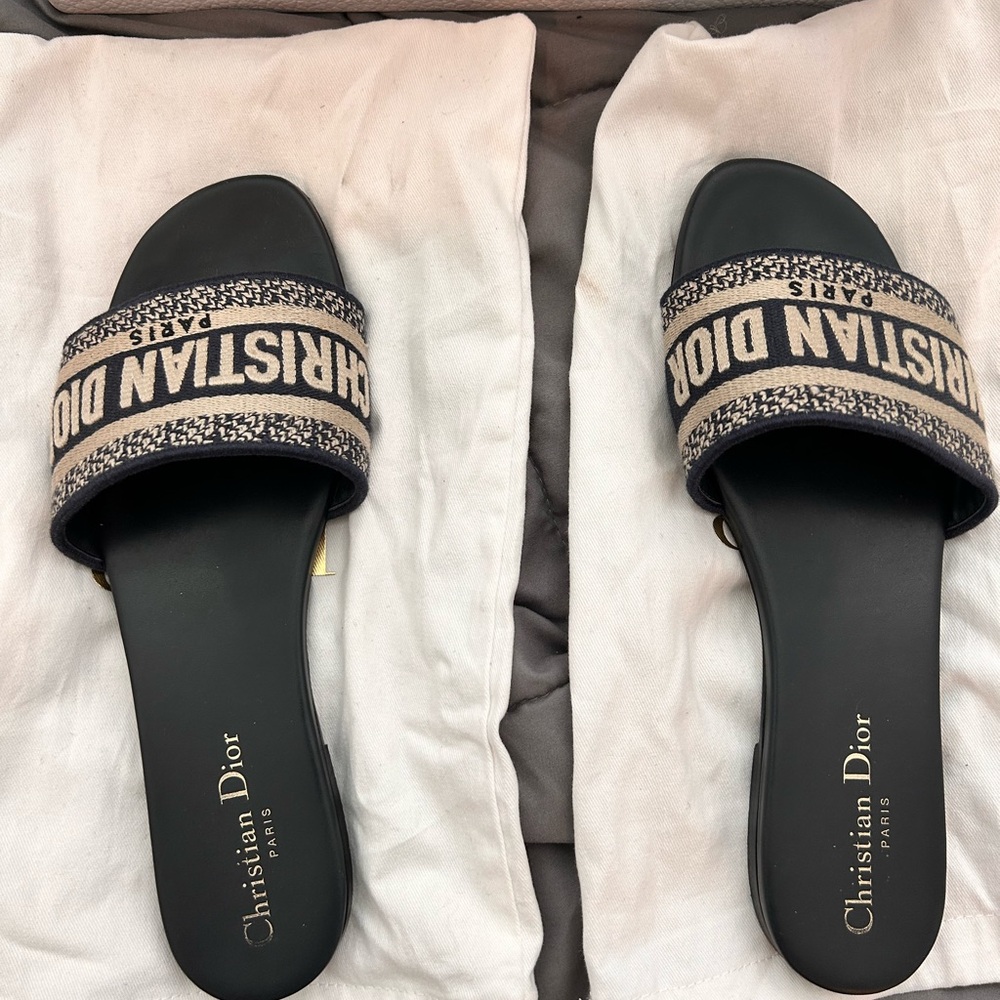 Christian Dior Slides

Deep Blue. Women. Size 39.